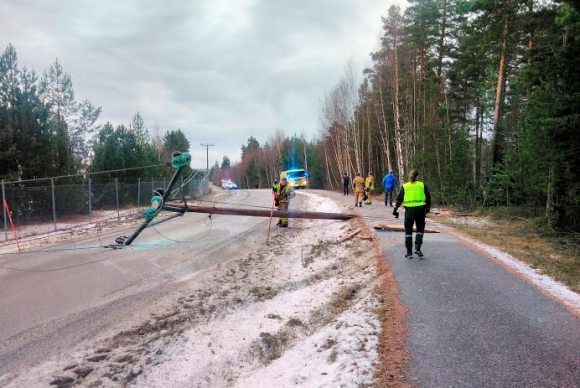 Kjørte i høyspentmast