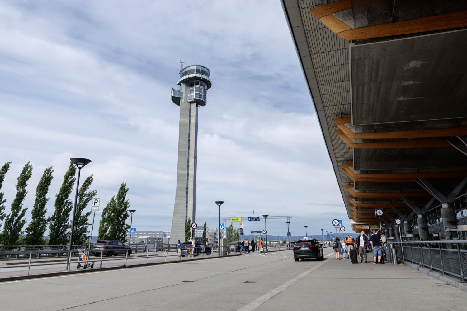 Tårnet og inngangen til Oslo Lufthavn Gardermoen.