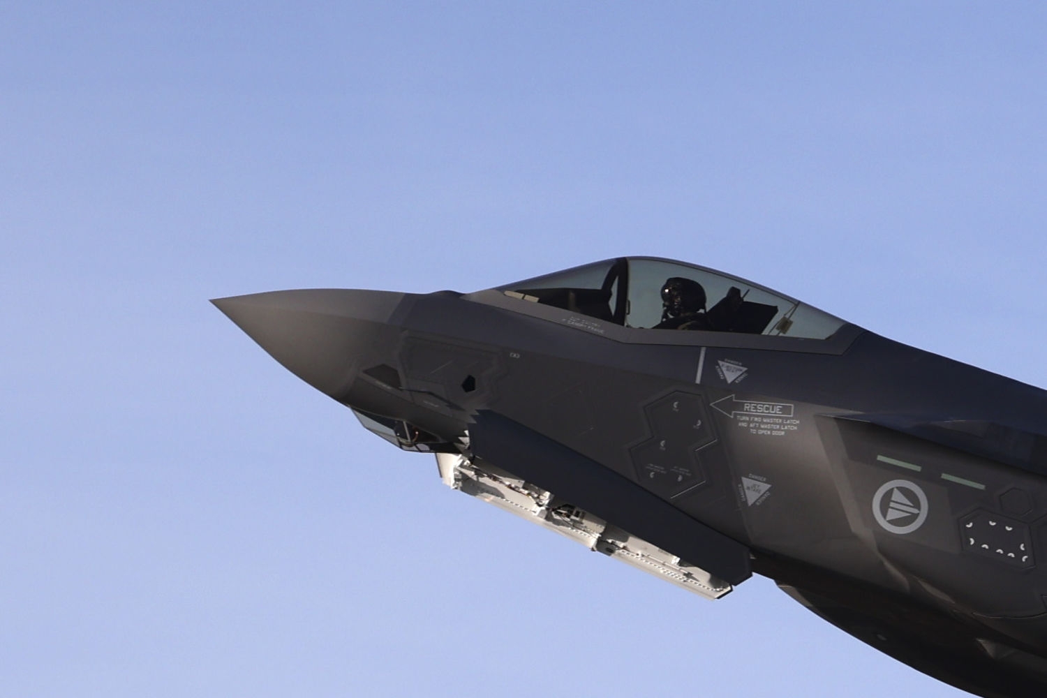Luftforsvaret ønsker å forlenge førstegangstjenesten. Her er et F-35 jagerfly fra det norske luftforsvaret som tar av fra Ørlandet flystasjon i forbindelse med øvelsen Cold Response 2026.