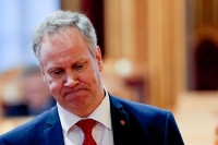 Togtrøbbel på Østlandet skaper hodebry for samferdselsminister Jon-Ivar Nygård (Ap). Nå krever Høyre at han forklarer seg på Stortinget.