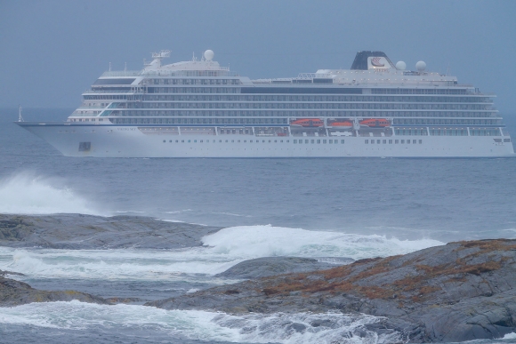 En av de to losene som var om bord i Viking Sky, reagerer på spekulasjonene som kommer rundt motorhavariet til Viking Sky. Her er cruiseskipet fotografert søndag på vei mot Molde. 