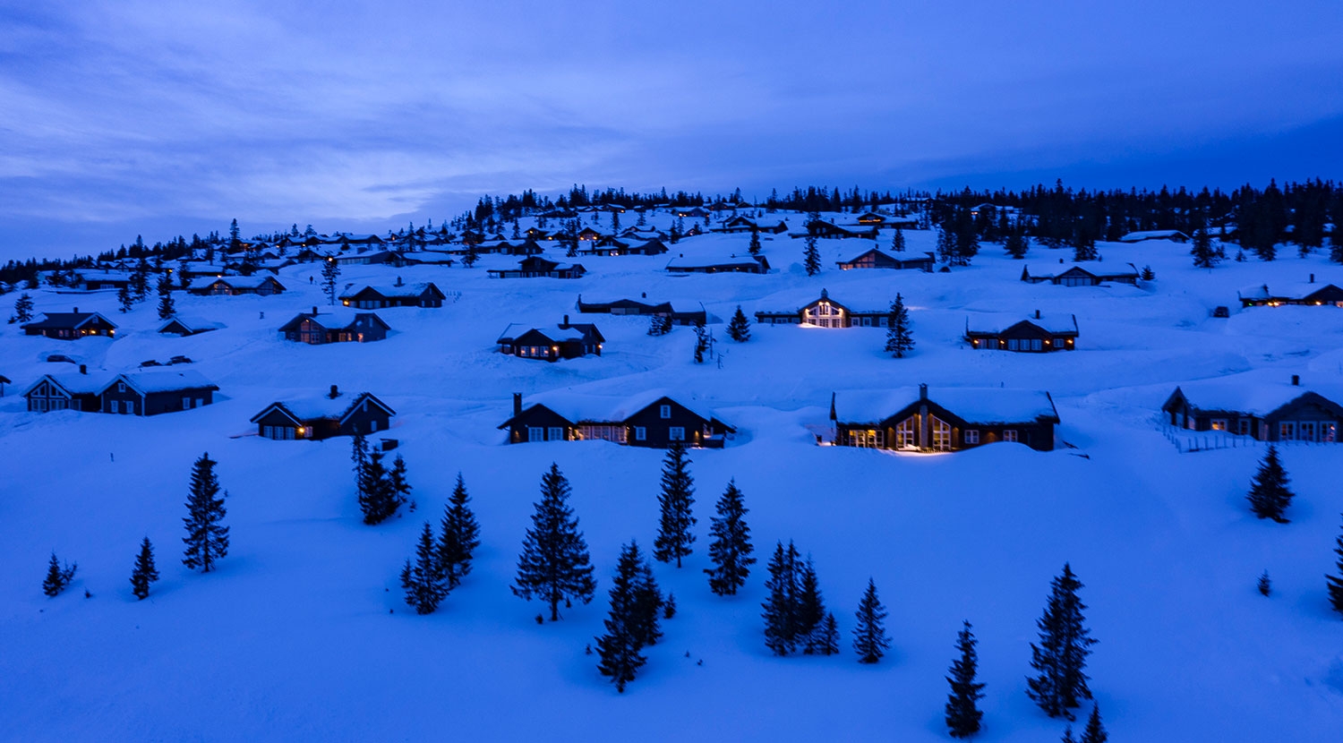 Røde Kors får mange henvendelser fra hyttefolk som har blitt syke og som ønsker hjelp med å komme seg hjem. Her et bilde fra Sjusjøen, som for ordens skyld kun blir brukt som illustrasjonsfoto i denne saken.