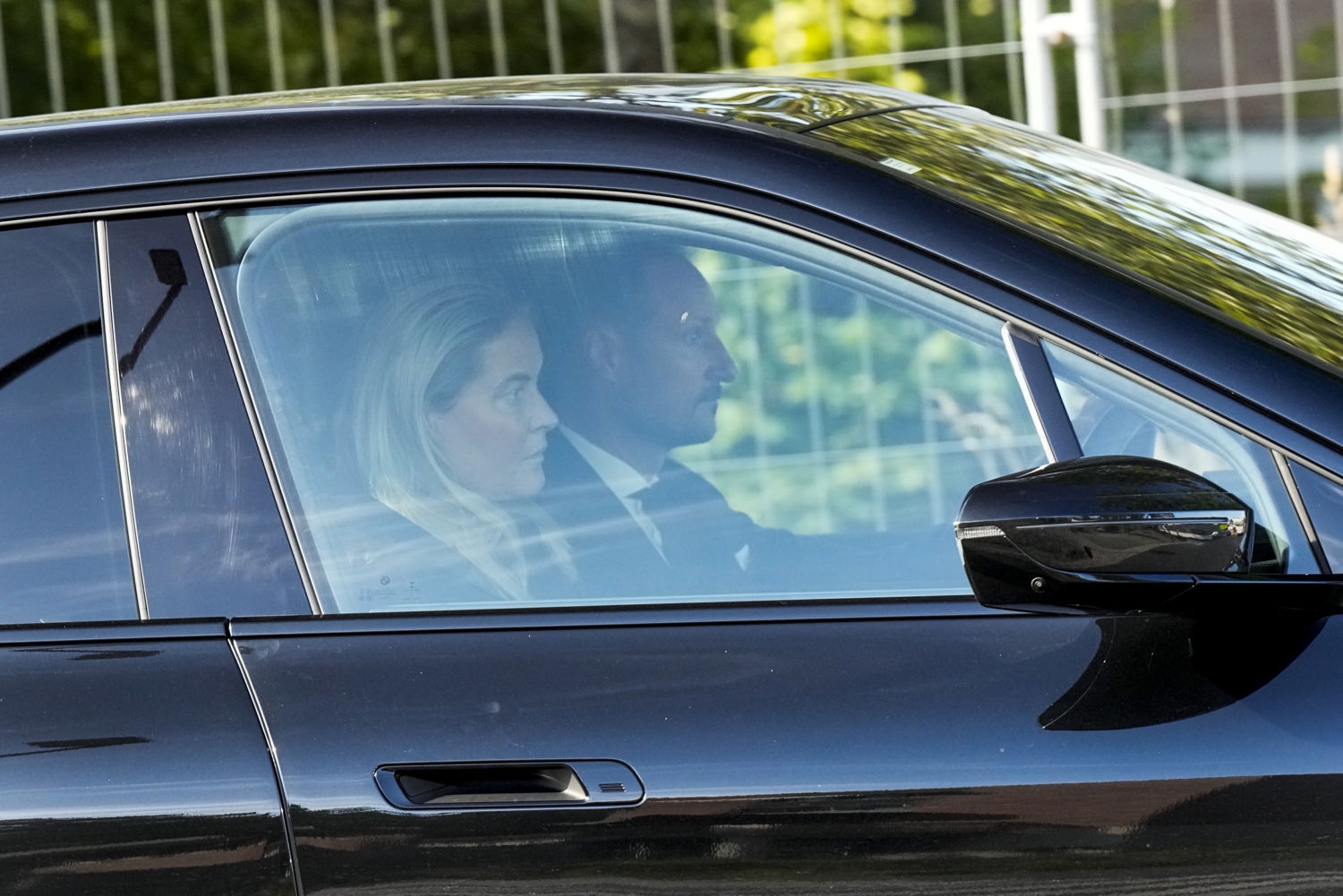 Kronprins Haakon og kronprinsesse Mette-Marit ankom Rikshospitalet torsdag formiddag.