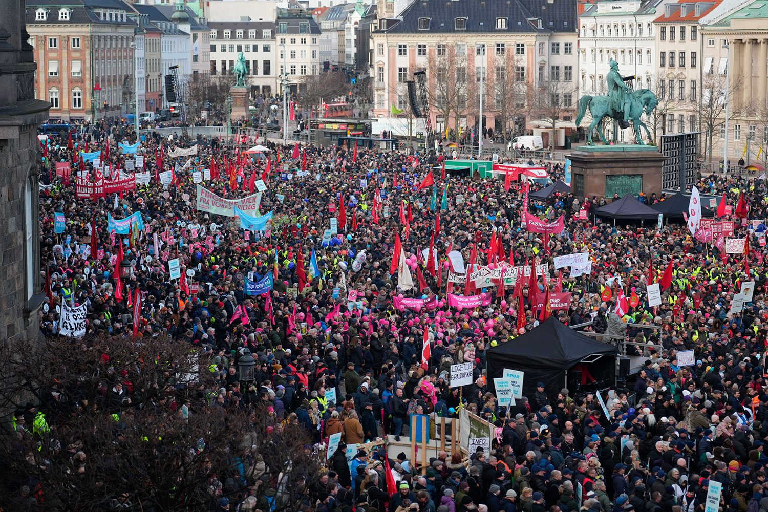 Tusenvis av demonstranter samlet seg søndag i København for å protestere mot regjeringens plan om å fjerne en fridag.