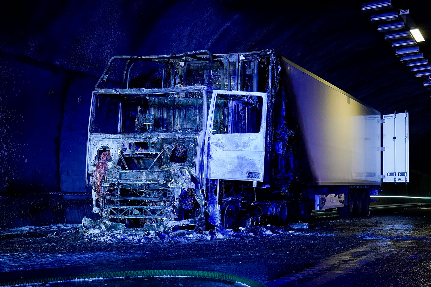 Det brant i en semitrailer i Oslofjordtunnelen mandag morgen. Tunnelen vil derfor være stengt fram til mandag i neste uke. 