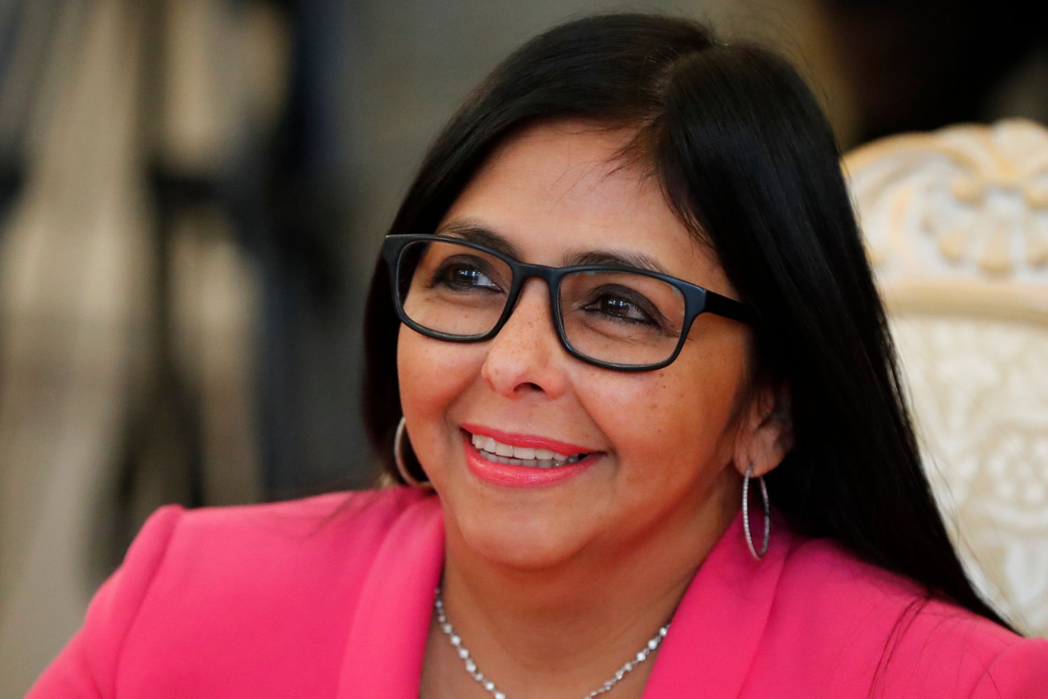 Venezuelas midlertidige president Delcy Rodríguez rekker ut en hånd til USA.