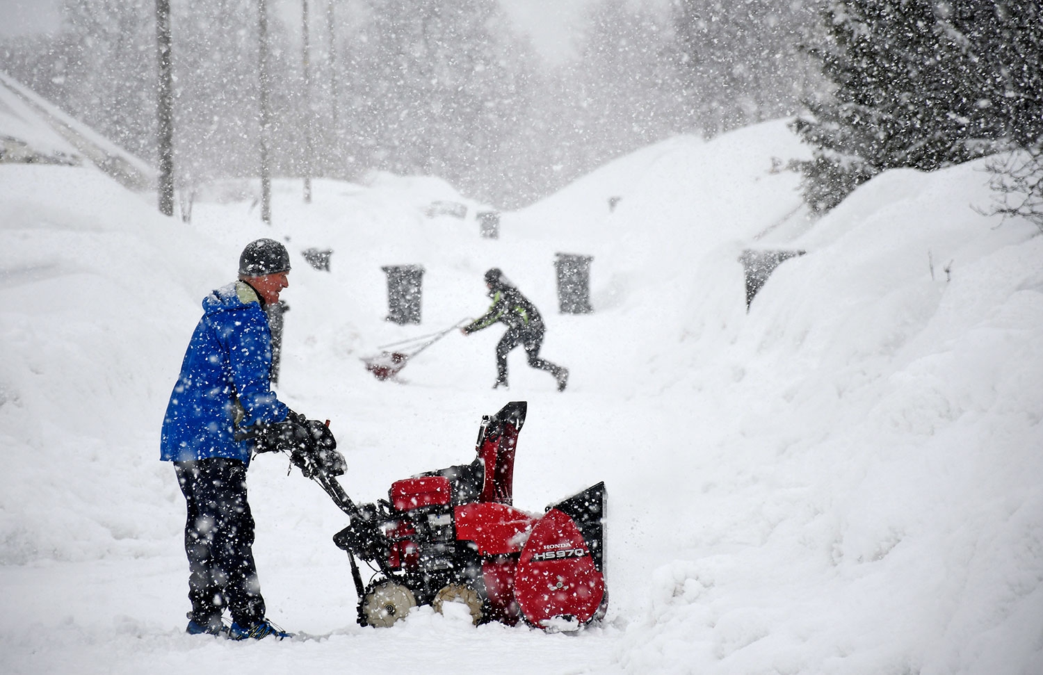 Det blir fortsatt snø å måke for Bernhard Simonsen og mange andre i Nord-Norge.