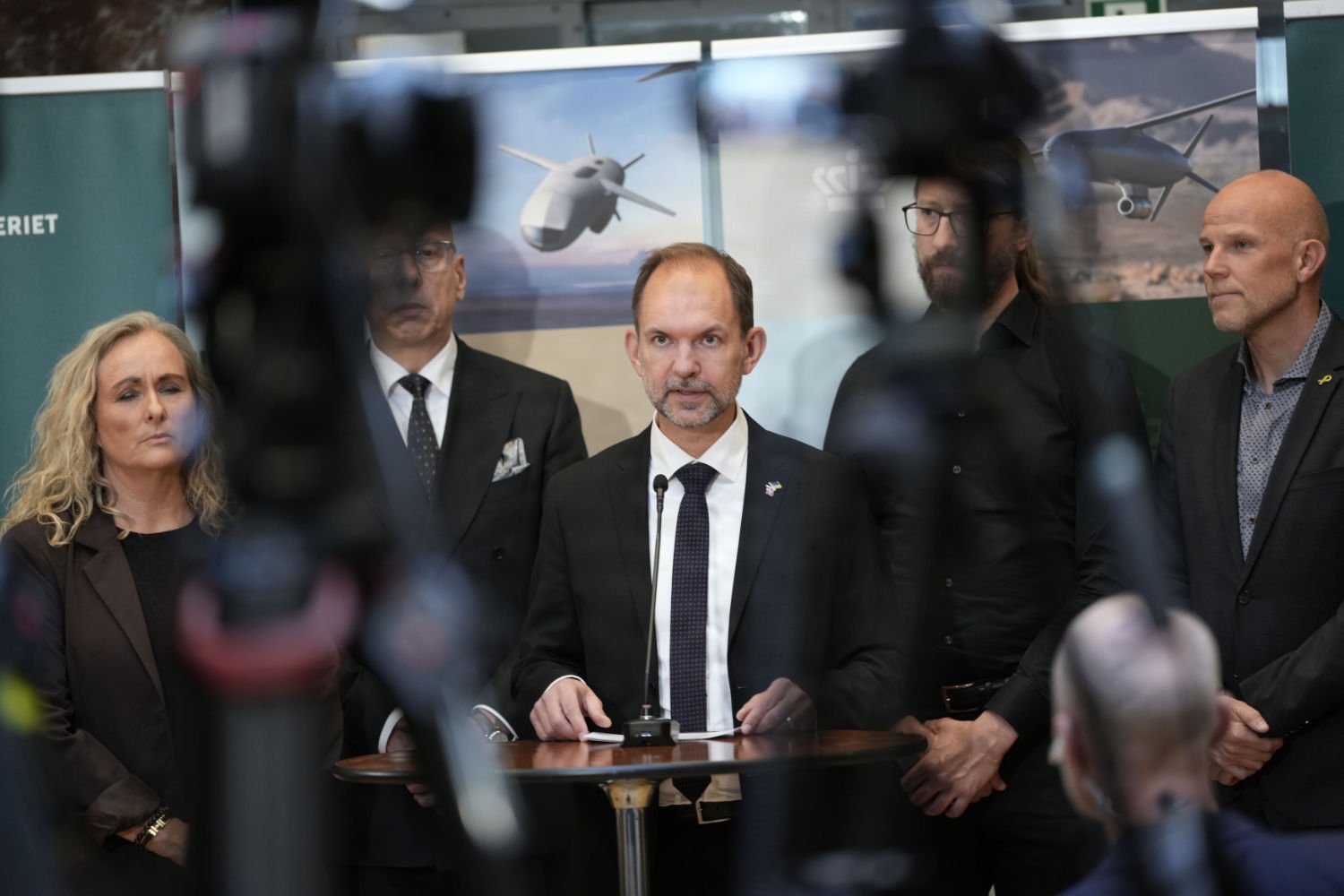 Forsvarsminister Jeppe Bruus, DF's talsperson for forsvar, Alex Ahrendtsen, Stinus Lindgreen, Carsten Bach, og Charlotte Bagge Hansen holder en pressekonferanse i forsvarsdepartementet i København. Danmark kjøper langdistansemissiler som kan skytes ut av F-35 jagerfly og fra land.