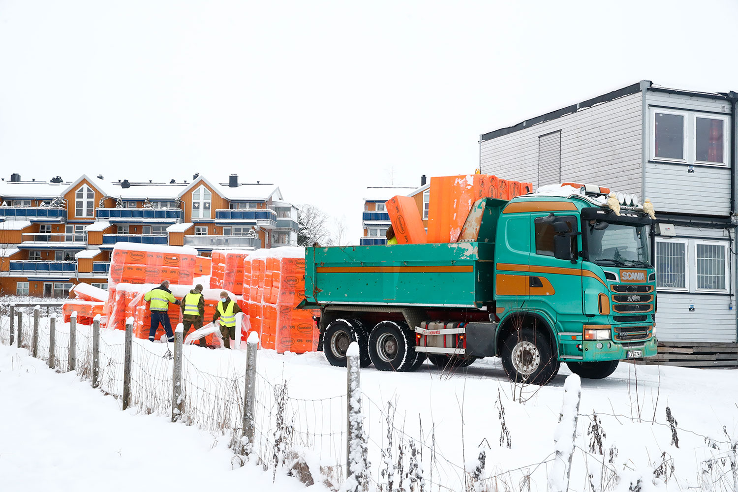 Styrofoam-plater lastes av en lastebil til bruk i letearbeidet som fredag fortsetter etter leirskredet i Gjerdrum.