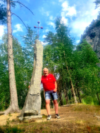 Morten Gravdal ved statuen der Olav sto ved Langbrekka. Det er i dag det viktigste historiske minnet om Olav den Hellige