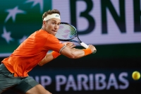 Casper Ruud var til tider irritert i lørdagens kamp i Roland-Garros, men han viste klasse i avgjørende situasjoner og tok seg videre til åttedelsfinale. 