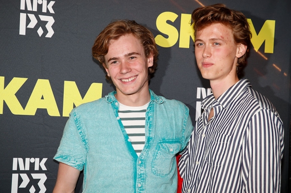 Tarjei Sandvik Moe og Henrik Holm spilte karakterene Isak og Even i tv-serien Skam. Her fra seriens avslutningsfest.