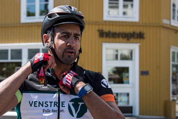 Abid stopper på torget for en liten prat.