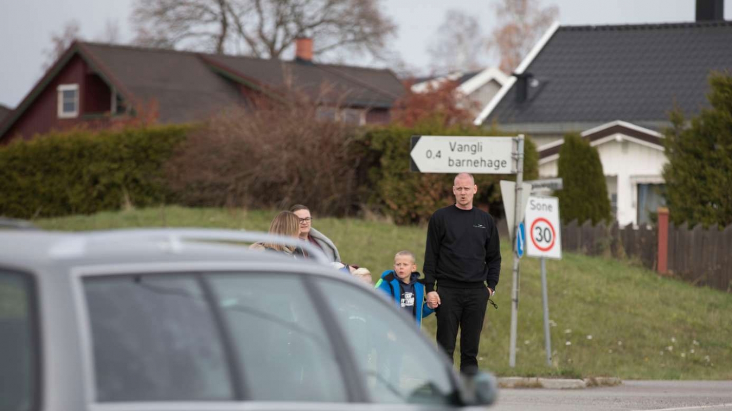 Barn oppfatter trafikken annerledes enn voksne. Derfor er det lurt å trene på å gå til skolen 