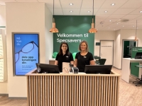 Iman Amy Samra (t.v.) og Mari Ann Norli, eiere av Specsavers Hønefoss