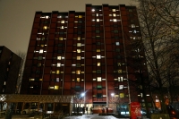 Det var i denne blokken på Sandaker i Oslo at en kvinne i 40-årene drepte faren sin i februar i fjor. Nå er hun dømt til tvungent psykisk helsevern.