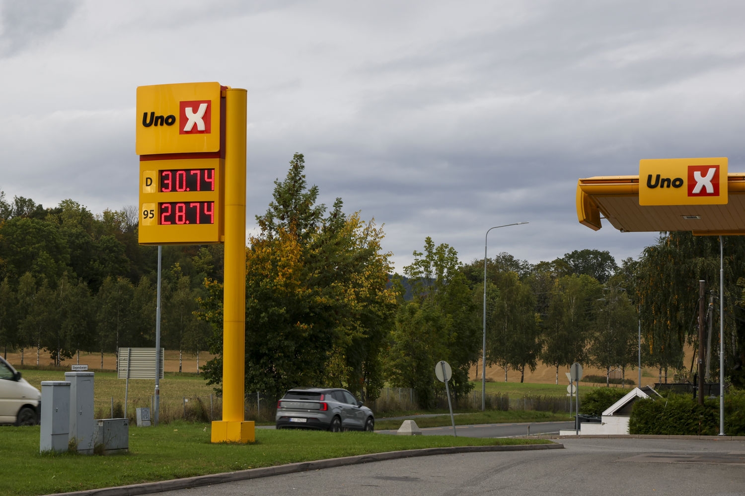 Dieselprisene var nesten oppe i 31 kroner literen fredag. Dieselprisen presses enda mer enn oljeprisen av krigene i Midtøsten og Ukraina.