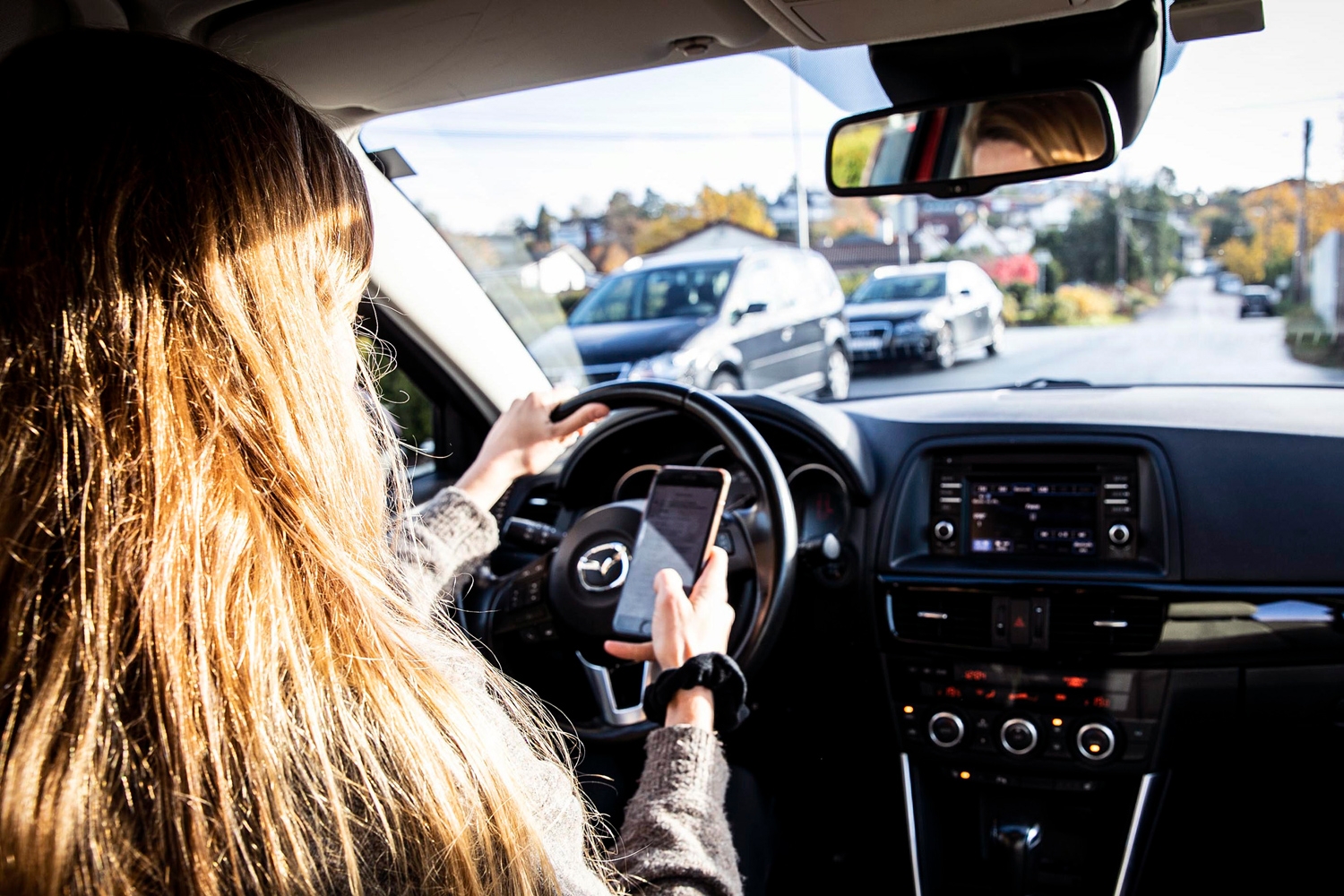 Det er ulovlig å bruke håndholdt mobil bak rattet. Nå øker boten igjen 