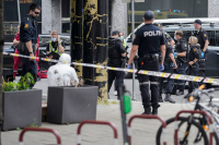 Nødetatene er i Tordenskiolds gate i Oslo sentrum der en person ble skutt mandag ettermiddag. 