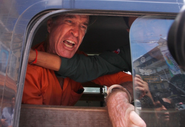 Den australske filmregissøren James Ricketson uttalte seg til mediene fra fangetransporten ved ankomst til rettslokalet i Phnom Penh fredag.