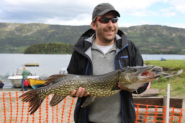 Georg Johan Bentzen fra Team Stamnes vant med denne gjedda på 5,4 kg.