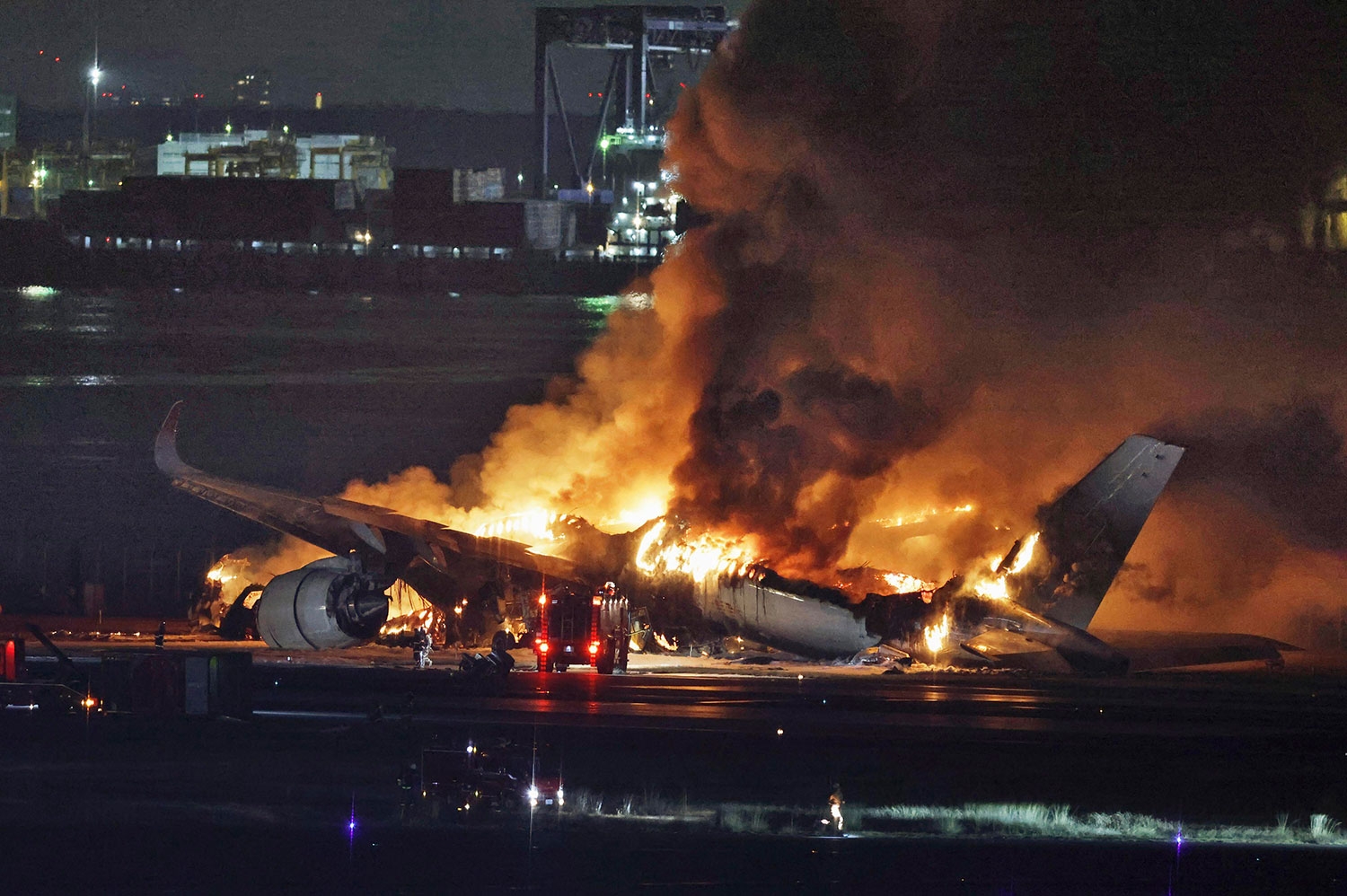 Fem mennesker omkom da et passasjerfly fra Japan Airlines kolliderte med et fly fra den japanske kystvakten under landing på Haneda-flyplassen i Tokyo tirsdag.