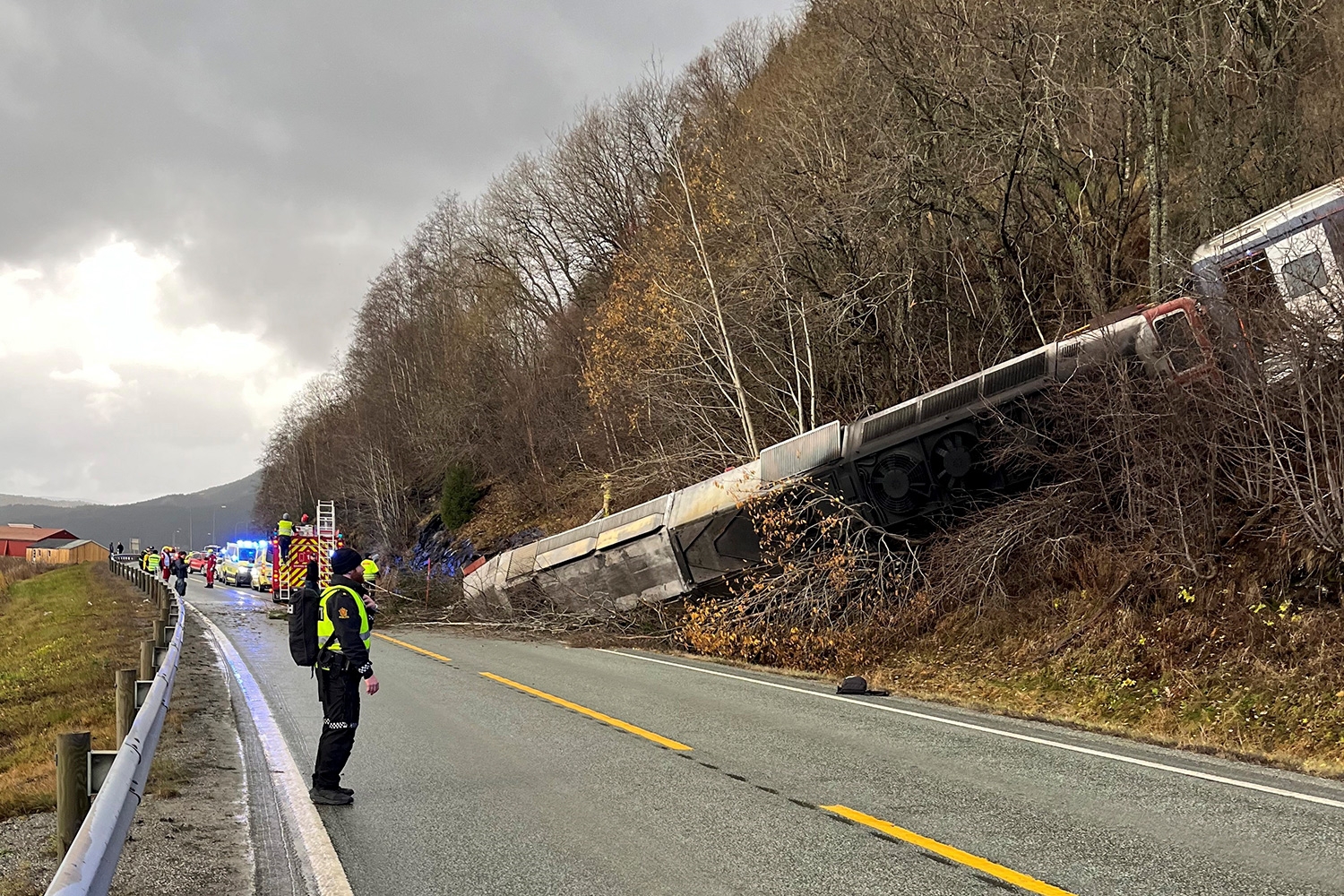 Flere personer er skadet i togavsporingen ved Finneidfjord i Nordland torsdag ettermiddag, opplyser politiet. Avsporingen er trolig forårsaket av et steinras.