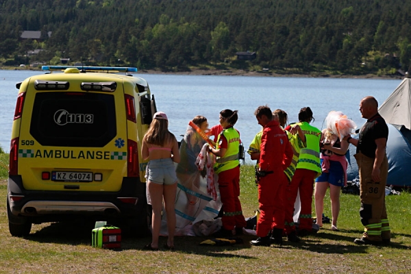 De tre jentene blir tatt hånd om av ambulansepersonellet