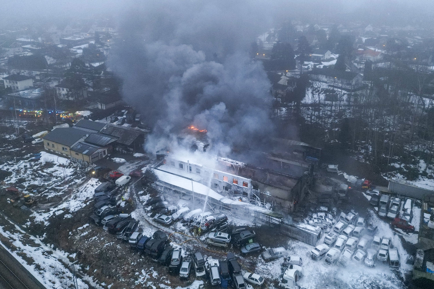 Røyken fra brannen i et lagerbygg i Sarpsborg kan være svært giftig, opplyser politiet. 