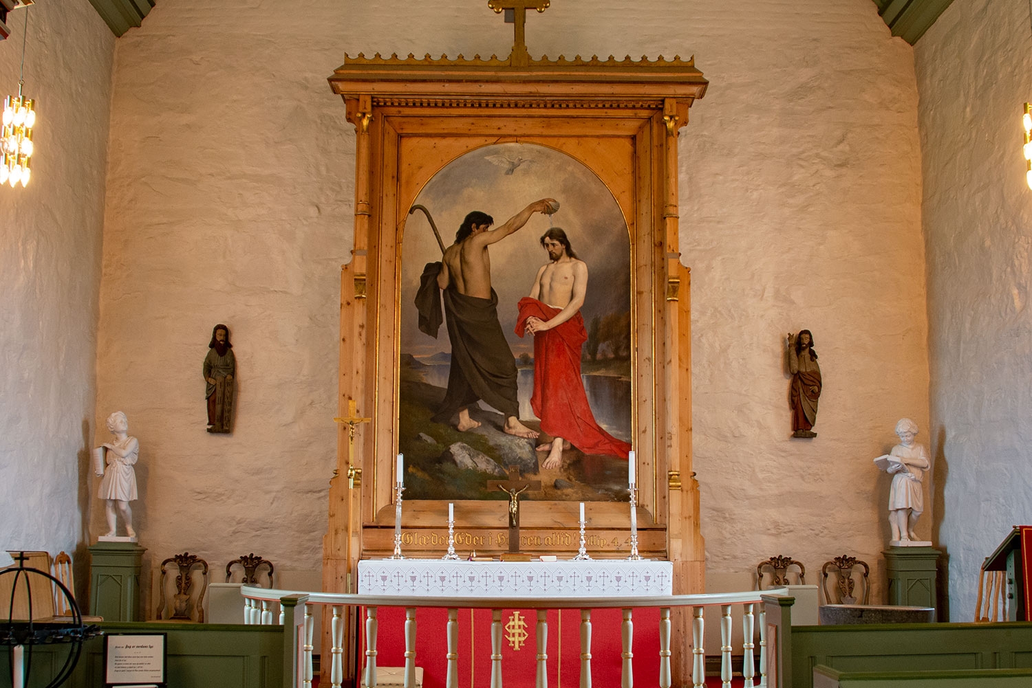 Fondveggen i Haug kirke med de to englene i hvert sitt hjørne.