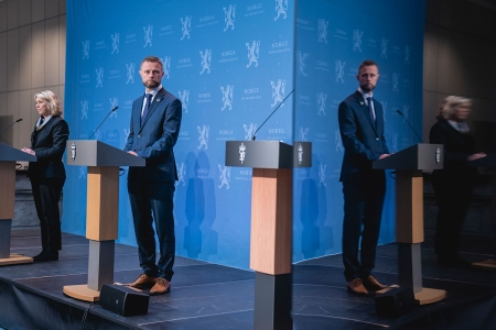 Helse- og omsorgsminister Bent Høie sier at vi sammen har senket skuldrene litt og litt. I bakgrunnen står justis- og beredskapsminister Monica Mæland under regjeringens pressekonferanse om koronaviruset i marmorhallen i Oslo mandag.