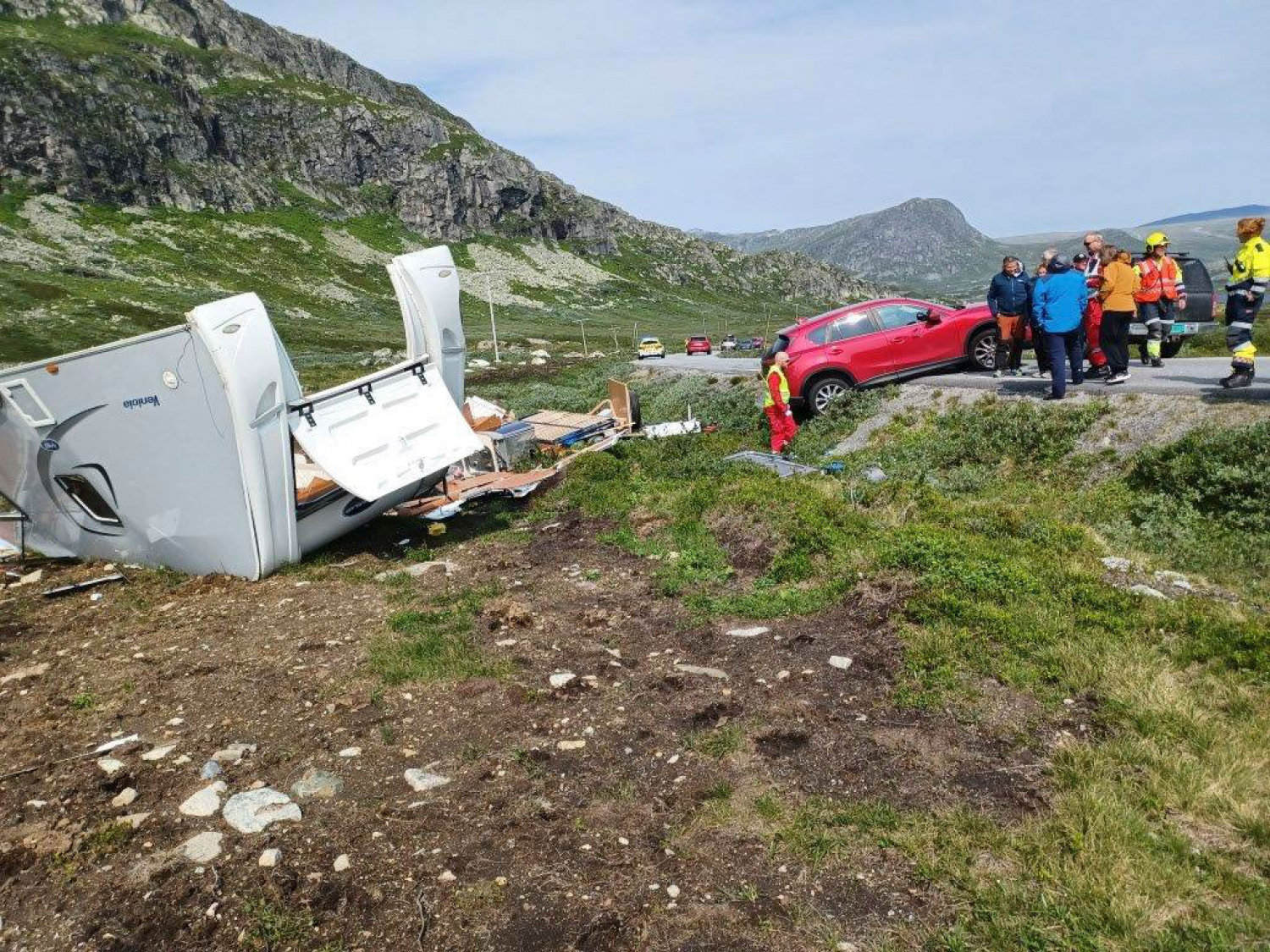 En campingvogn har blåst av veien på Valdresflye. Vogna ble totalskadd. 