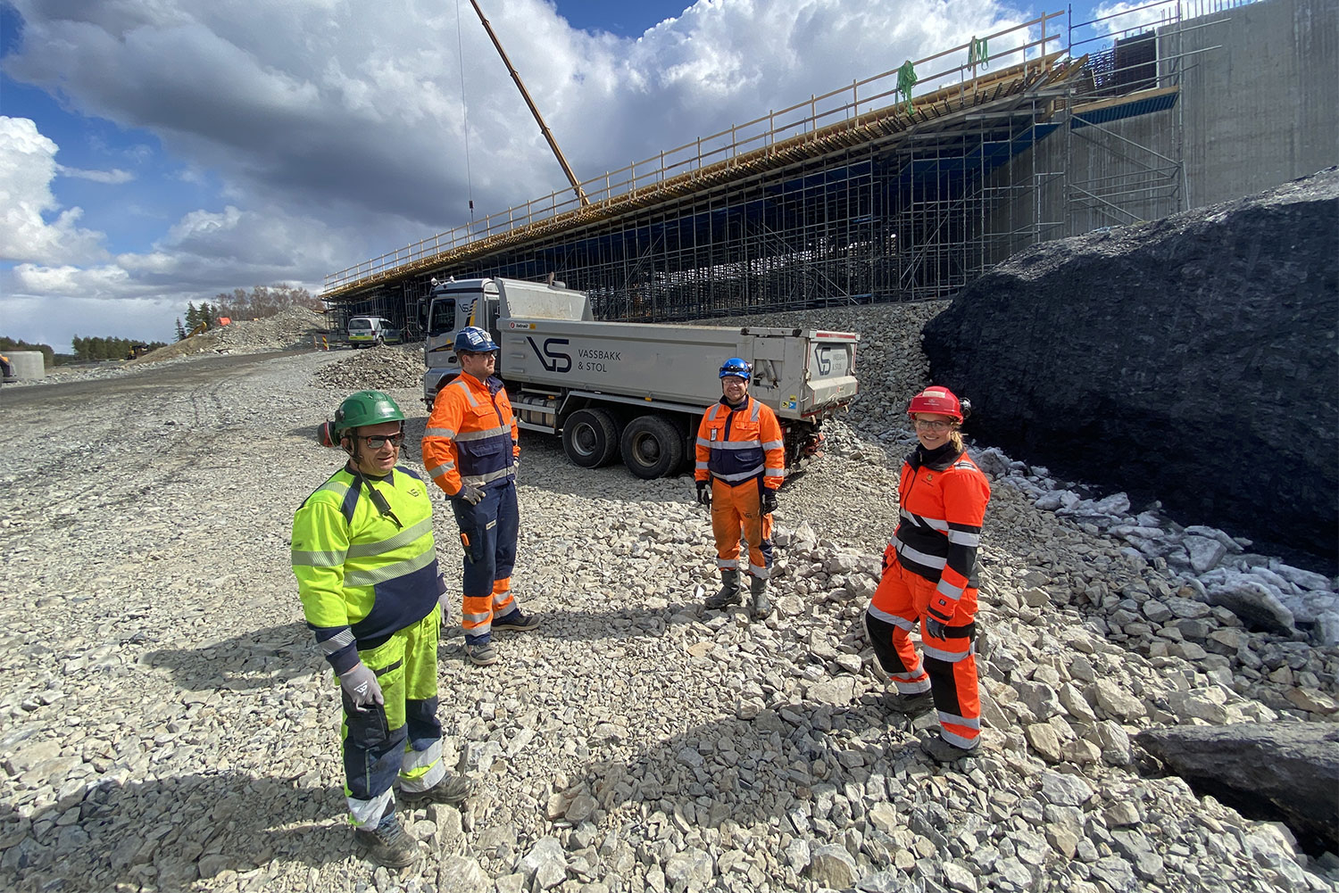 Skanska og Statens vegvesen klarte å skille alunskifer fra friskt berg i E16-traseen på Jevnaker. Det ga gode bærekraftpoeng, og sparte Gustav Wannberg og de andre lastebilsjåførene i vegprosjektet for 3.300 turer fra Jevnaker til Drammen. Geolog Andreas Harstad og prosjektleder Ole Petter Jensen i Skanska har sammen med byggeleder Gine Løvstad Hegseth i Statens vegvesen fulgt arbeidet tett.