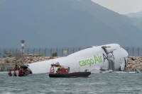 Redningsmannskaper ved flyet som skled av rullebanen i Hongkong.