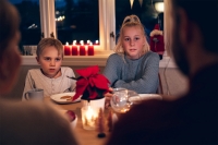 Desember er den måneden det kjøpes mest alkohol i Norge. – For barna betyr det ofte en utrygg julefeiring, sier Randi Hagen Eriksrud i Av-og-til.