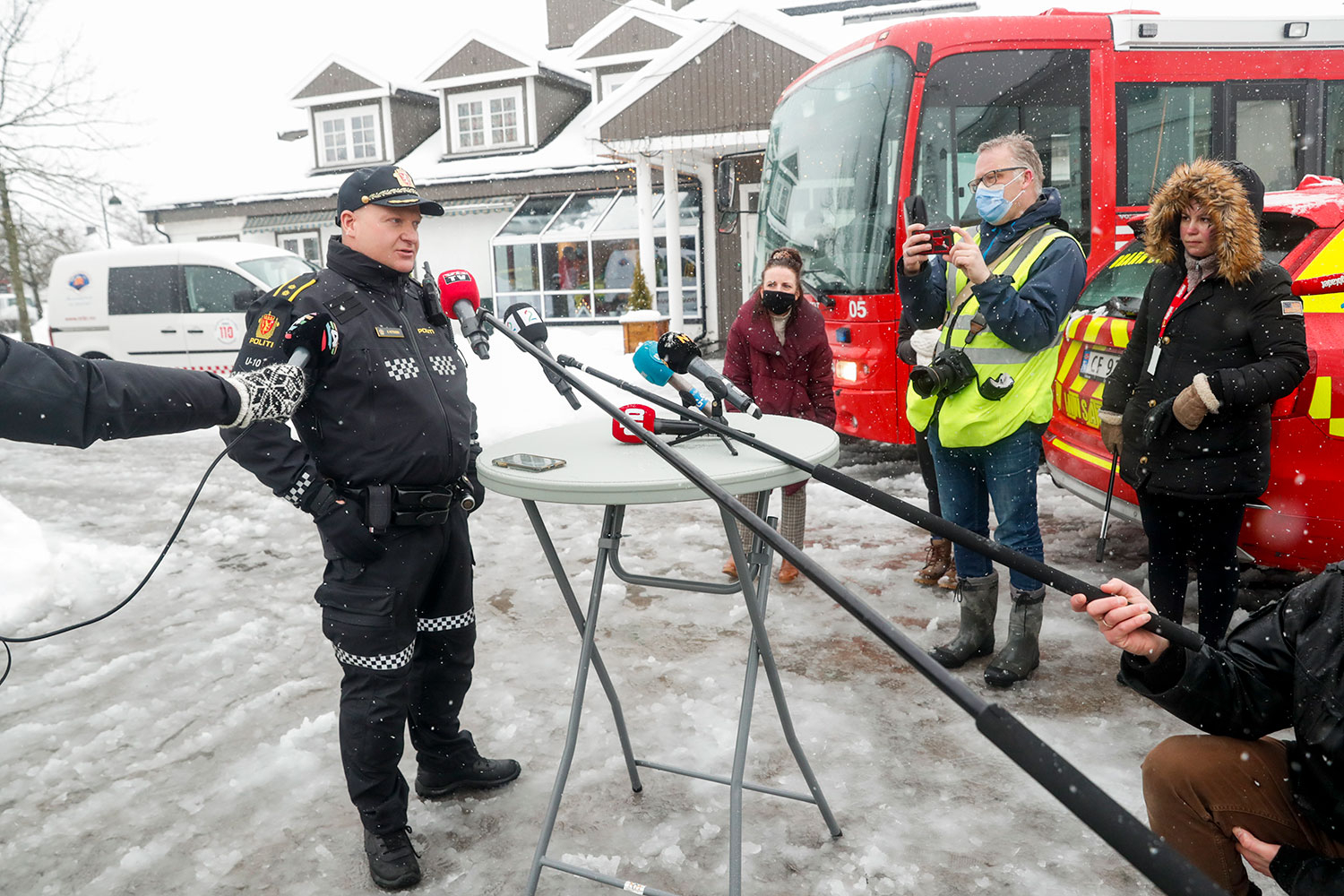 Politiets innsatsleder Roger Pettersen informerte pressen klokken 11. 