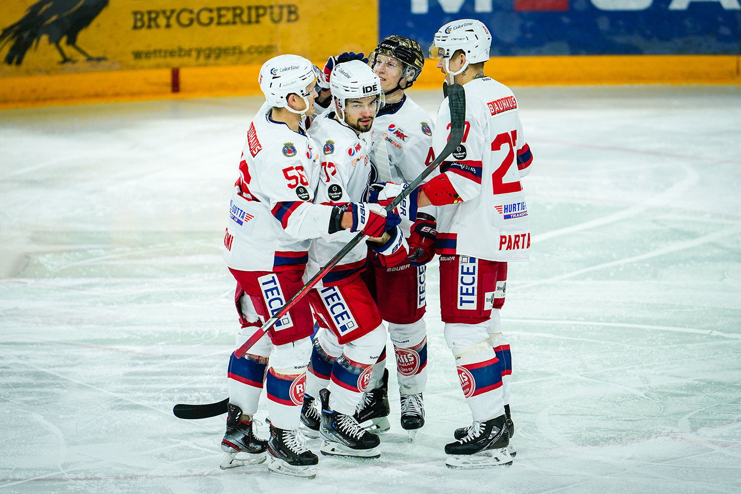 Darien Craighead jubler med lagkamerater etter 0-1-scoringen i Vålerengas borteseier mot Frisk Asker.