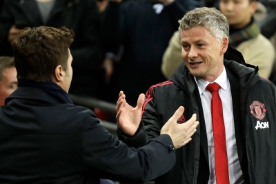 Manchester Uniteds midlertidige manager Ole Gunnar Solskjær hilser på en av favorittene til å få jobben etter sesongen; Tottenham-manager Mauricio Pochettino. Søndag vant Solskjær duellen 1-0. 