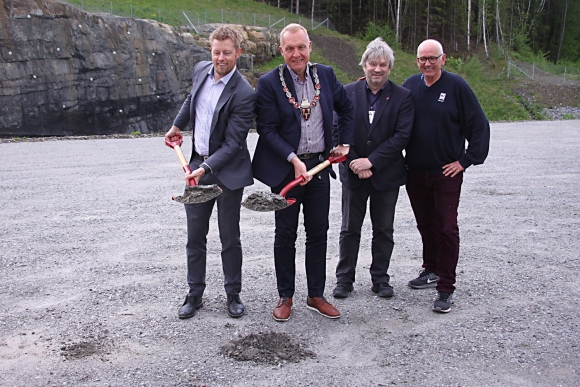 Statssekretær Tommy Skjervold i Samferdselsdepartementet, ordfører i Jevnaker Lars Magnussen, ordfører i Ringerike Kjell B Hansen og Guttorm Tysnes i Lastebileierforbundet