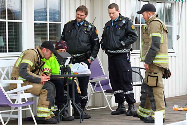 Her studeres detaljene i brannruinene på trygg avstand