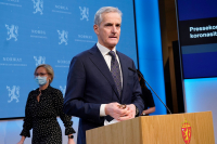 Statsminister Jonas Gahr Støre (Ap) og helse- og omsorgsminister Ingvild Kjerkol (Ap) under pressekonferansen om koronasituasjonen torsdag. 