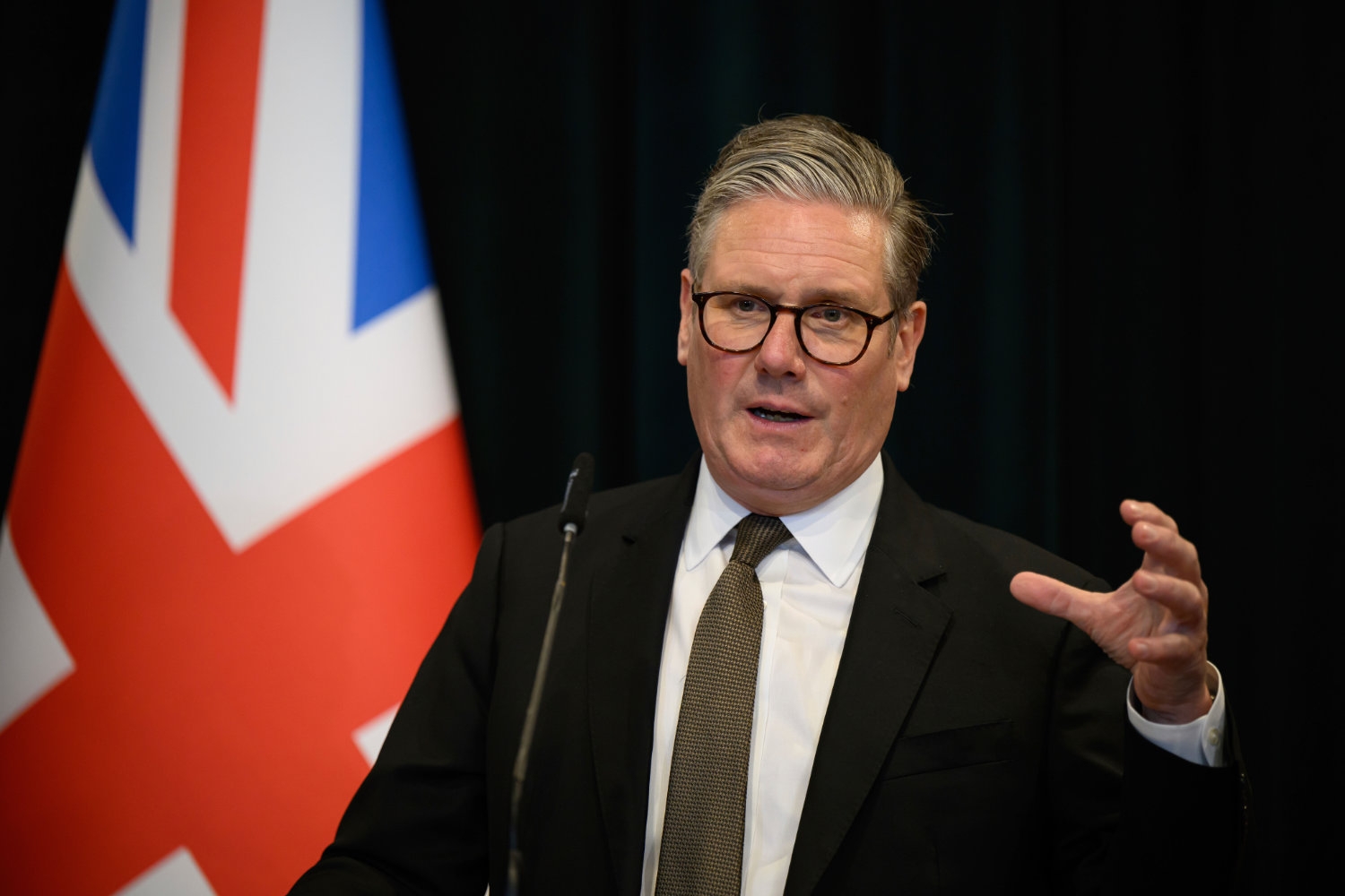 Keir Starmer langer ut mot Vladimir Putins trenering av samtalene om Ukraina og sier den russiske presidenten må betale prisen for å ikke stille til forhandlinger. 