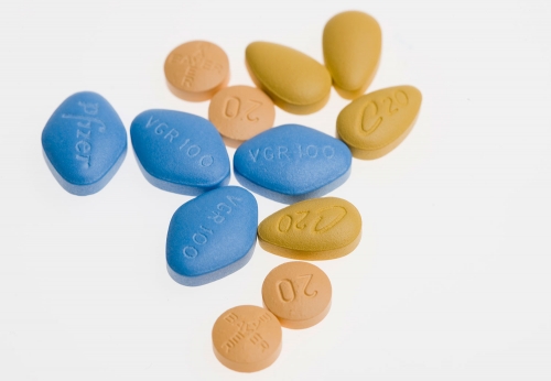 Det finnes flere typer potenspiller til salgs i Norge. Fra 2020 kan Viagra – de blå pillene på bildet – kjøpes uten resept på apoteket. 