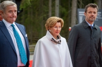 Dronning Sonja, kronprins Frederik av Danmark (t.h.) og Christen Sveaas ved åpningen av Kistefos&#039; nye museumsbygg The Twist.